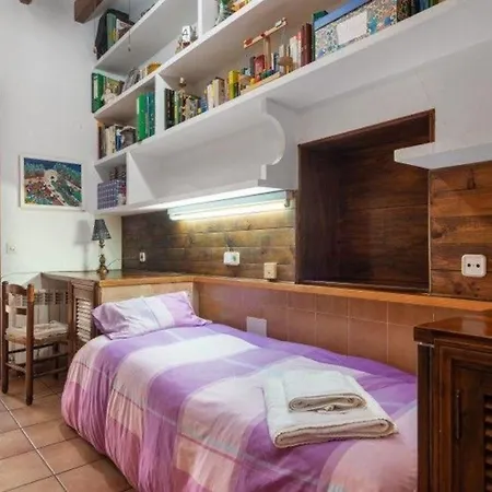 Liebevoll Eingerichtetes Ueber Zwei Etagen Mit Einem Gemuetlichen Garten Mit Veranda Und Aussenkueche Holiday home Palma de Mallorca