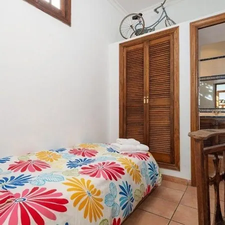 Liebevoll Eingerichtetes Ueber Zwei Etagen Mit Einem Gemuetlichen Garten Mit Veranda Und Aussenkueche Holiday home Palma de Mallorca