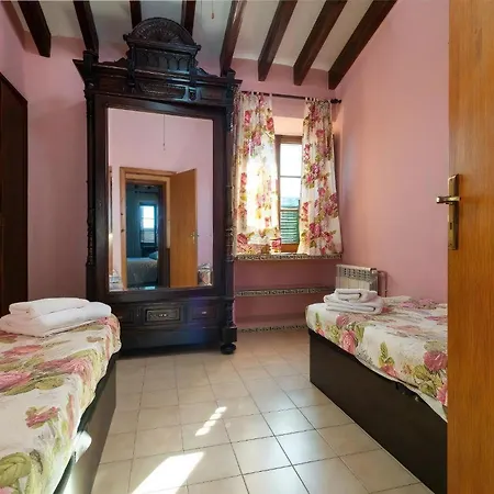 Holiday home Liebevoll Eingerichtetes Ueber Zwei Etagen Mit Einem Gemuetlichen Garten Mit Veranda Und Aussenkueche
